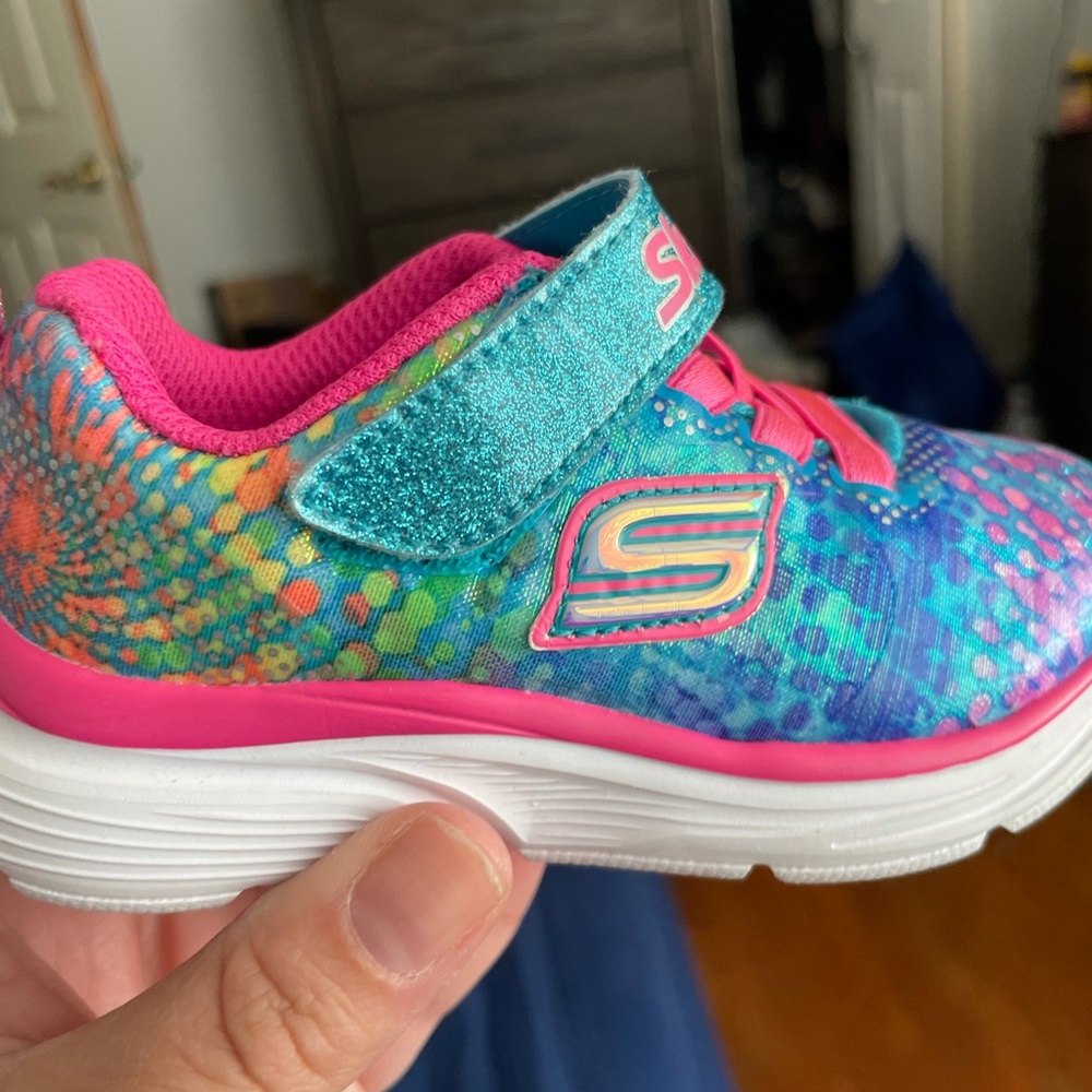 Skechers size 6 sneaker